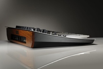 Полифонический аналоговый синтезатор KORG MINILOGUE