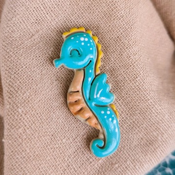 Pin przypinka broszka konik morski, z morskim wzorem motywem, morskie boho