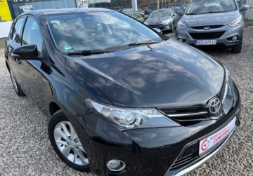 Toyota Auris I Hatchback 3d Facelifting 1.6 Valvematic 132KM 2013 Toyota Auris nawigacja, kamera cofania 1.6 Benzyna 132KM, zdjęcie 2