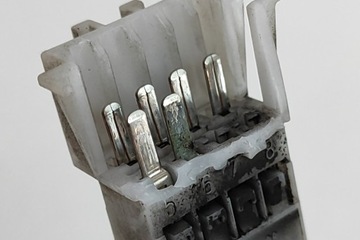 MERCEDES-BENZ E S212 ZADNÍ POLIČKA KUFRU LEVÝ VZPĚRA/TLAKOVAČ Z KOLEJNICE A212820294