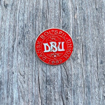 32 командных значка чемпионата мира 2022 года.