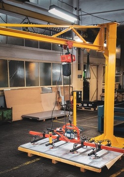 ŻURAW SŁUPOWY 600 kg + CHWYTAK PRÓŻNIOWY DO BLACH