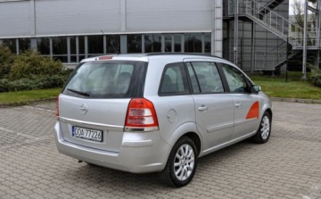 Opel Zafira B 1.8 ECOTEC 140KM 2009 Opel Zafira 1,8 (140KM) LPG 2009 r. Lift 7-osobowy 1.8 BenzynaLPG 140KM, zdjęcie 2