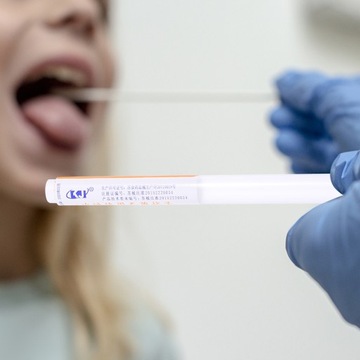 Стерильные ватные тампоны, зубные тампоны, горло.