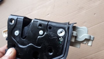 A4 B9 8W ZÁMEK DVEŘE PRAVÝ ZADNÍ 8 PIN A5 Q5