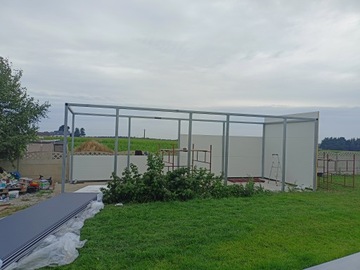 Навес для автомобиля, гараж, конструкция из стальных сэндвич-панелей