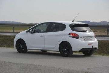 Peugeot 208 I Hatchback 5d Facelifting 1.2 PureTech 82KM 2018 Peugeot 208 1.2 Benzyna Style gwarancja przebiegu, zdjęcie 4