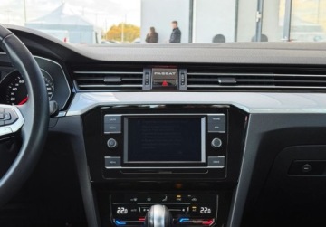 Volkswagen Passat B8 Variant Facelifting 1.5 TSI EVO 150KM 2022 Volkswagen Passat Reflektory LED FrontLane Assist ACC Salon PL FVAT23, zdjęcie 28