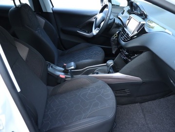 Peugeot 2008 I SUV Facelifting 1.2 PureTech 110KM 2016 Peugeot 2008 1.2 PureTech, Salon Polska, zdjęcie 8