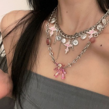 Naszyjnik z różowym krzyżem pełen diamentowych zawieszek
