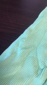 Zielony wiązany Sweterek defekt 40