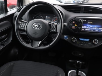 Toyota Yaris III Hatchback 5d Facelifting 2017 1.5 Hybrid 100KM 2018 Toyota Yaris 1.5 Hybrid, Salon Polska, Automat, zdjęcie 6