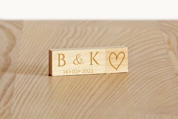 Коробка с гравировкой для фотографий 15х21 и флешка.