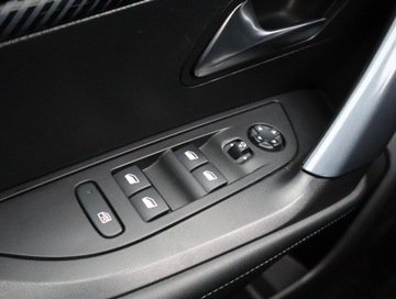 Peugeot 2008 II SUV 1.2 PureTech 130KM 2020 Peugeot 2008 1.2 PureTech, Salon Polska, zdjęcie 15