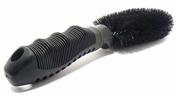 Комплект для бесконтактной мойки автомобиля: жидкость для колесных дисков, быстрый воск, щетка, тряпка.