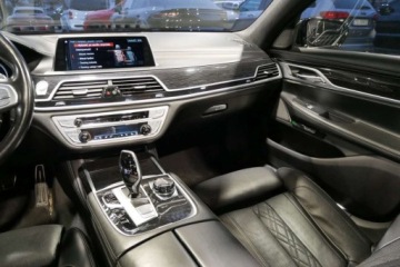 BMW Seria 7 G11-G12 Sedan 750i 450KM 2018 BMW Seria 7 Pneumat M Pakiet HeadUp Radar Dociagi Masaz Wentyl Harman Bezwp, zdjęcie 19