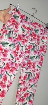 944. Reserved spodnie cygaretki białe w kwiaty r 36