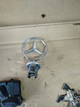 MERCEDES E TŘÍDA W212 C W204 ZNAKY ZNAK KAPOTY