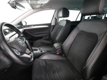 Volkswagen Passat B8 Variant Facelifting 2.0 TDI SCR 150KM 2020 Volkswagen Passat automat virtual cocpit full LED, zdjęcie 12
