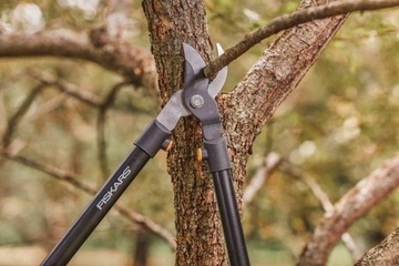 Телескопический триммер для живой изгороди Fiskars HS13.