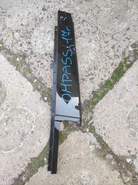 NAKŁADKA DRZWI SŁUPKA PRAWY TYŁ JEEP COMPASS 17-