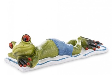 FIGURKA ŻABA LEŻĄCA NA RĘCZNIKU