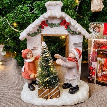 ФИГУРКА ДОМ С ДЕТЬМИ И СВЕТОДИОДНОЙ РОЖДЕСТВЕНСКОЙ ЕЛКОЙ 18,5 см