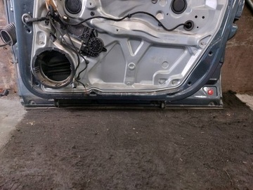 DVEŘE KOMPLETNÍ PRAVÝ PŘEDNÍ PASSAT B5 LC7V