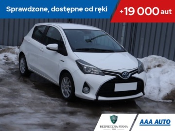 Toyota Yaris III Hatchback 5d Facelifting Hybrid 100KM 2014 Toyota Yaris 1.5 Hybrid, Automat, Klima