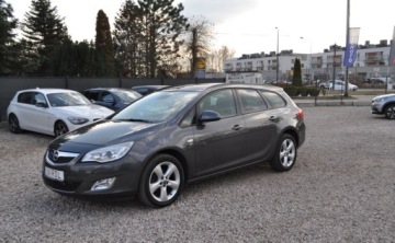 Opel Astra J Sports Tourer 1.4 Turbo ECOTEC 140KM 2012 Opel Astra 1.4 150 JAHRE Benzyna Tempomat Cz. parkowania Klimatyzacja 1.4