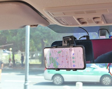 Держатель для телефона на приборной панели - зажим