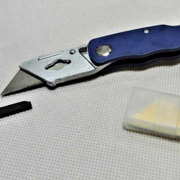 Нож для обоев складной 10881 - 15см - трапециевидный - запасные лезвия