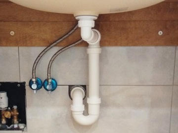 Syfon umywalkowy rurowy bez spustu 32 mm oszczędzający miejsce