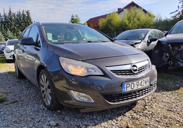 Opel Astra J Sports Tourer 1.7 CDTI ECOTEC 110KM 2011 Opel Astra 2011r, 1.7 CDTI. Uszkodzony lewy przod. Pali 1.7 Diesel 110KM