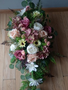 Цветочные цветы для могильного кладбища. Цветочный композиционный набор