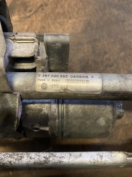 LEVÝ PŘEDNÍ MECHANIZMUS STĚRAČE VOLKSWAGEN TOURAN 1T0 955 023 E 1T0955023E