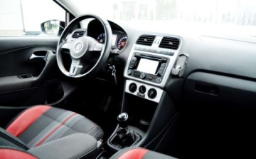 Volkswagen Polo V Hatchback 5d 1.2 70KM 2012 Volkswagen Polo Nawigacja, Czujniki parkowania, Podgrzewane fotele 1.2 70KM, zdjęcie 8