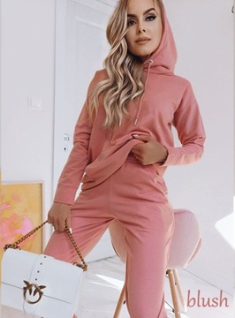 Удобный и модный спортивный комплект.