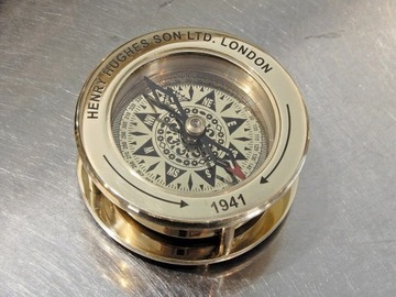 КОМПАС ДЛЯ МАЛЬЧИКА-ПУТЕШЕСТВЕННИКА, УВЕЛИЧИВАЮЩЕГО МИРОВЫЕ ЧАСЫ