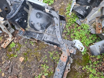 COROLLA E12 HB PAS PODÉLNA VÝZTUHA OKULÁR PŘEDEK