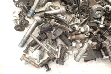 Болты крепления Suzuki VLR 1800 после разборки