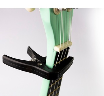 ВЕШАЛКА ДЛЯ СТРУН УКУЛЕЛЕ + НАКЛЕЙКА + КАПОДАСТР