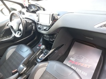 Peugeot 2008 I SUV Facelifting 1.2 PureTech 110KM 2018 Peugeot 2008 Automat Klimatronik Nawigacja 1.2 Benzyna 110KM, zdjęcie 12