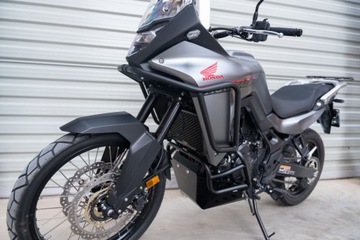 Верхние дуги безопасности Honda Transalp 750 окрашены в черный цвет Yakk EXP