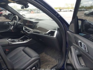 BMW X5 G05 2024 BMW X5 M60 2024 4.4 Benzyna 523KM, zdjęcie 9