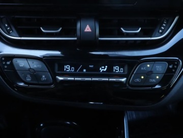 Toyota C-HR I Crossover 1.8 Hybrid 122KM 2018 Toyota C-HR 1.8 Hybrid, Salon Polska, zdjęcie 19