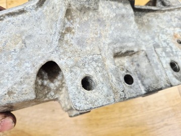 UCHYCENÍ MOTORU 1.4 16V GOLF IV BORA I LUPO LEON 036199275E