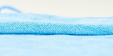 Быстросохнущее полотенце из микрофибры 30х30 см синее.