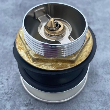 Стандартная полноценная сифонная пробка для ванны и душевого поддона.