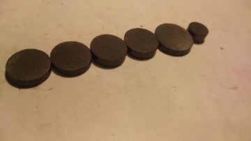 Круглый плоский ферритовый магнит диаметром 2 мм x Д 20 мм.